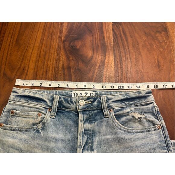Daze Women's Light Wash Button Fly Straight Leg Whiskering Ripped Jeans Size 28 - Picture 2 of 11
